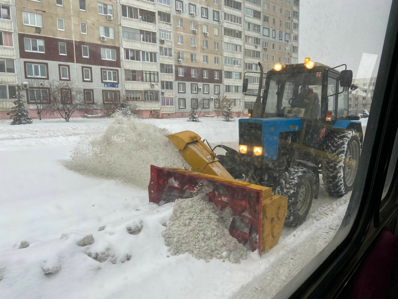 От снега улицы Челнов очищают более 100 единиц техники