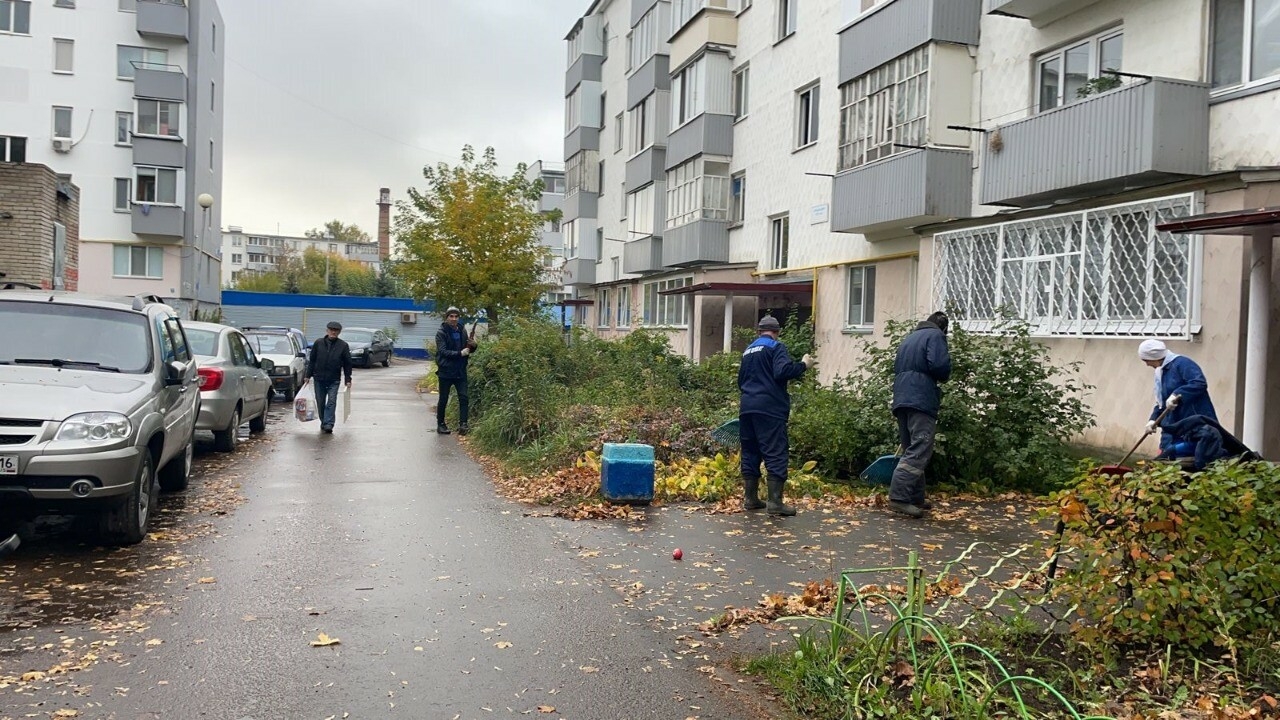 Жители Челнов на общегородском субботнике уберут дворы и высадят деревья