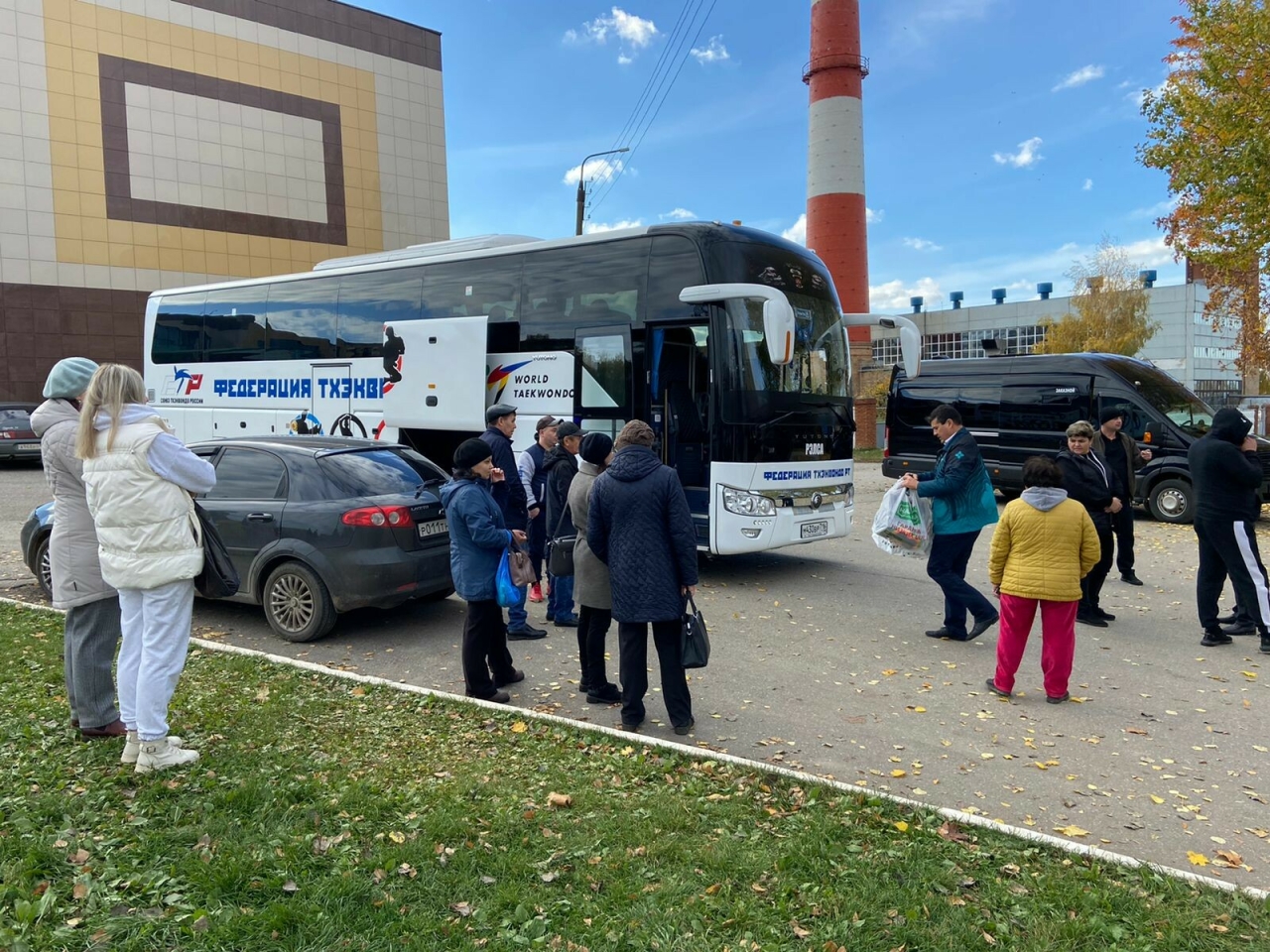 Семьям мобилизованных из Менделеевска предоставили два автобуса для