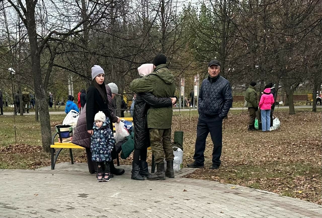 Челнинские семьи встретились с мобилизованными в Казани