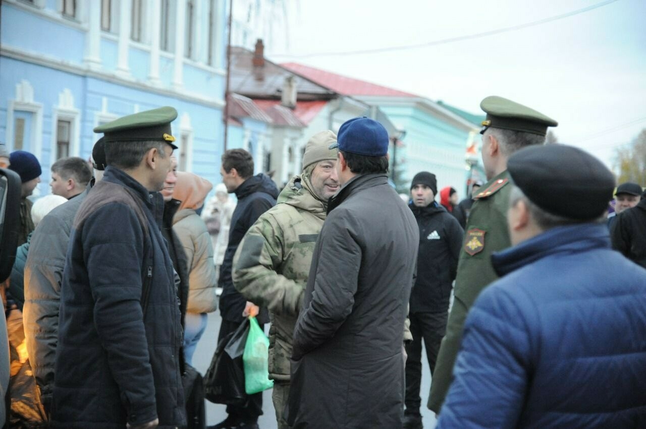 В Елабуге под «Прощание славянки» проводили 11 мобилизованных граждан