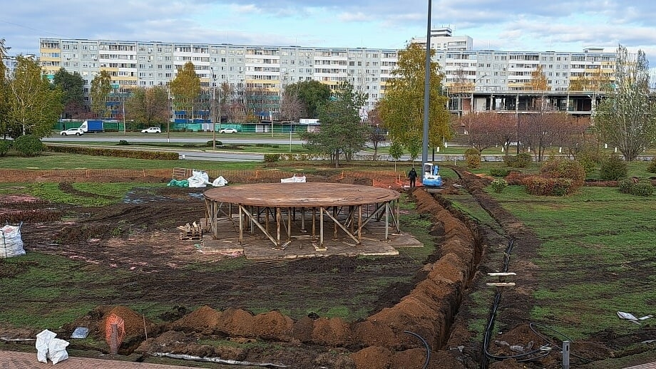 На площади Азатлык в Челнах началась установка новогодней елки