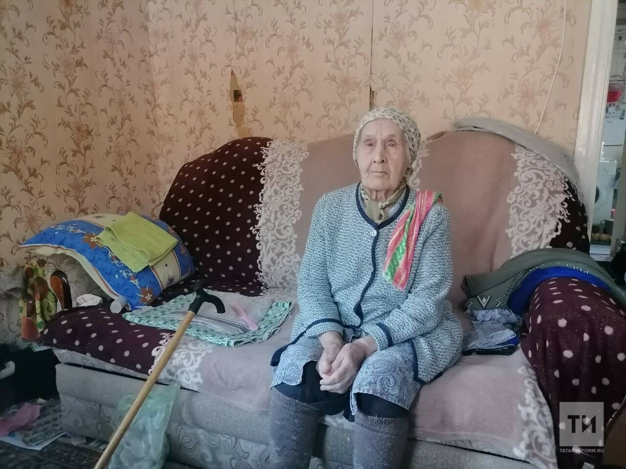 Предлагает 8 млн на три семьи»: 91-летняя хозяйка избушки против  застройщика нового ЖК