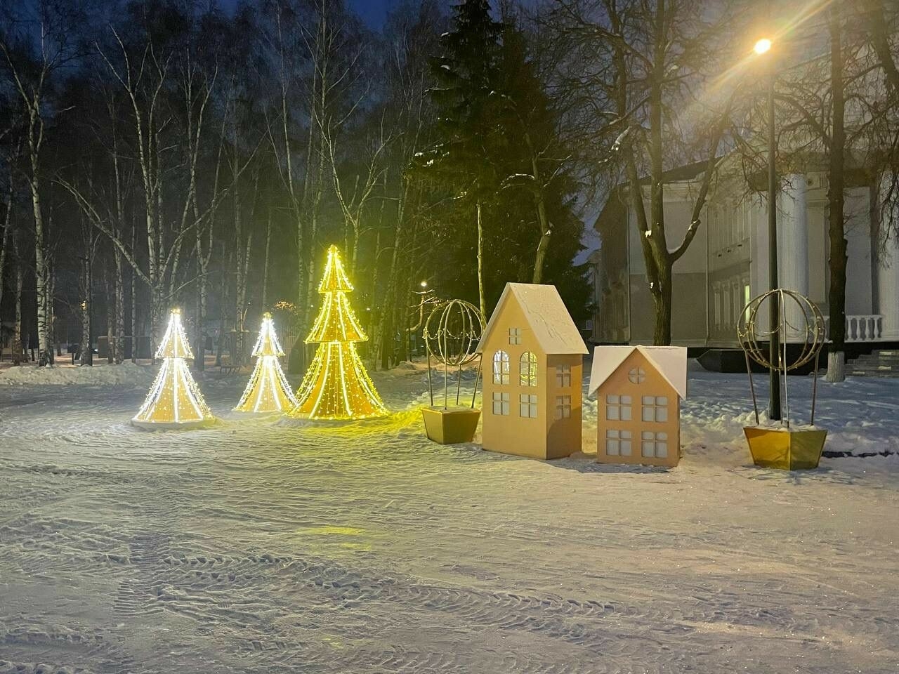 В Бугульме началось строительство ледяного городка с горками и замком  «Марио»