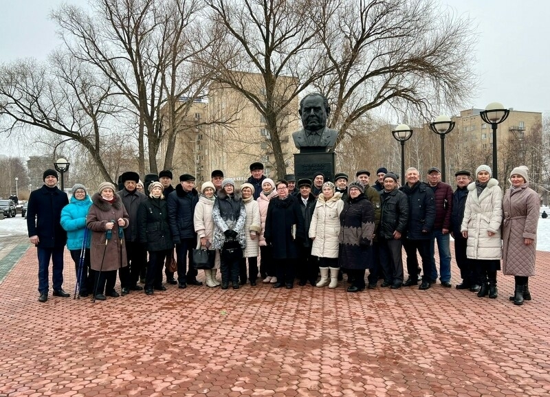 Жители Челнов возложили цветы к памятнику Герою Соцтруда Евгению Батенчуку