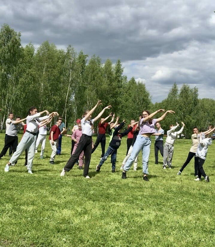 Флешмоб улыбайся. Танцы в Зеленодольске для подростков. Флешмоб под современные песни.