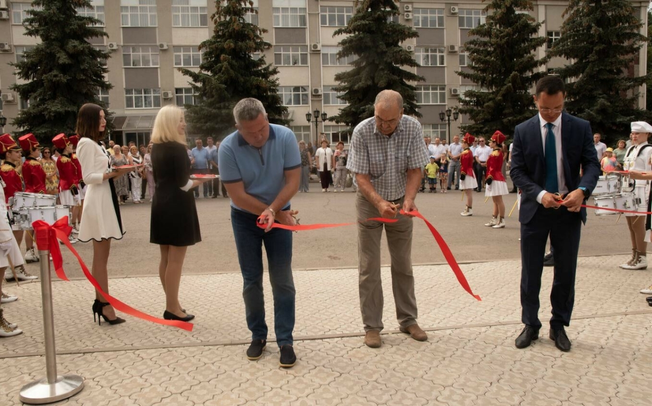 В Бугульме на месте пустыря открылись сквер геофизиков и памятник геологу