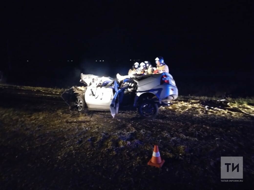 Три человека погибли, врезавшись на авто в прицеп трактора на трассе в  Татарстане