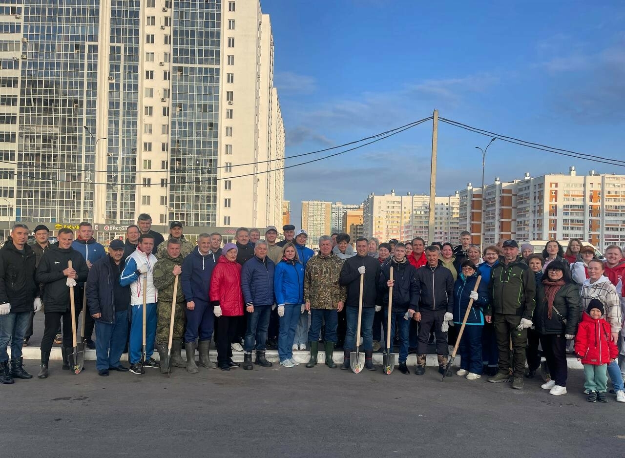 В Челнах у нового детсада, возведенного по нацпроекту, прошла масштабная посадка деревьев