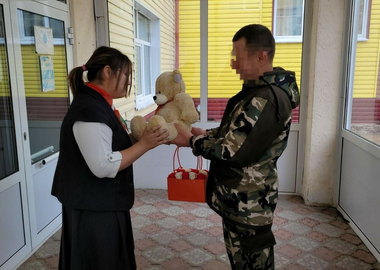 Тронутый теплым письмом боец из зоны СВО навестил ученицу в Апастовской  школе