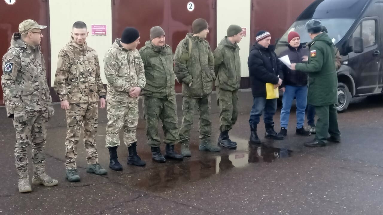 В зону СВО из Нижнекамска отправились добровольцы и мобилизованные солдаты