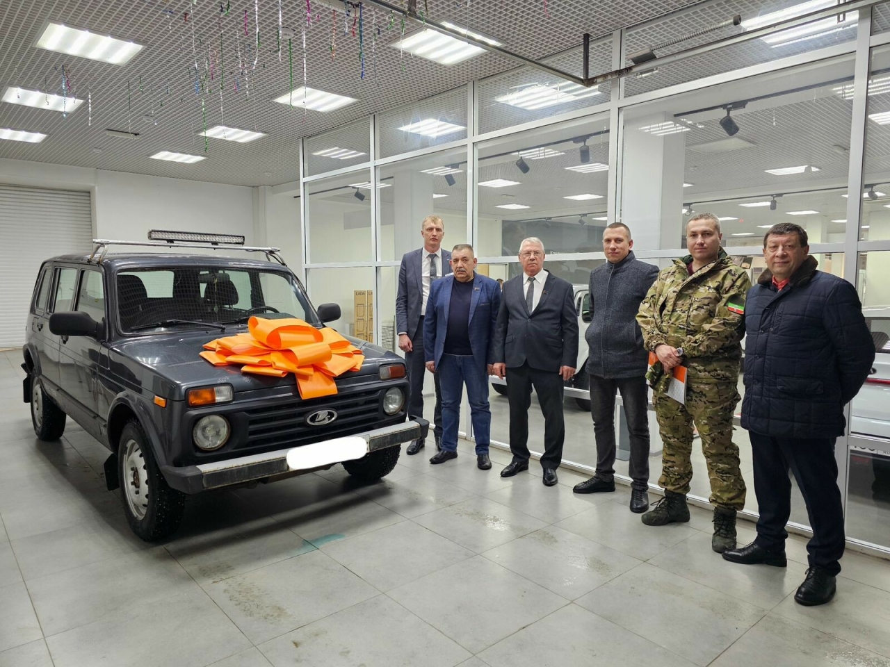 Автоцентр Бугульмы передал военным медикам в зоне СВО автомобиль «Нива»