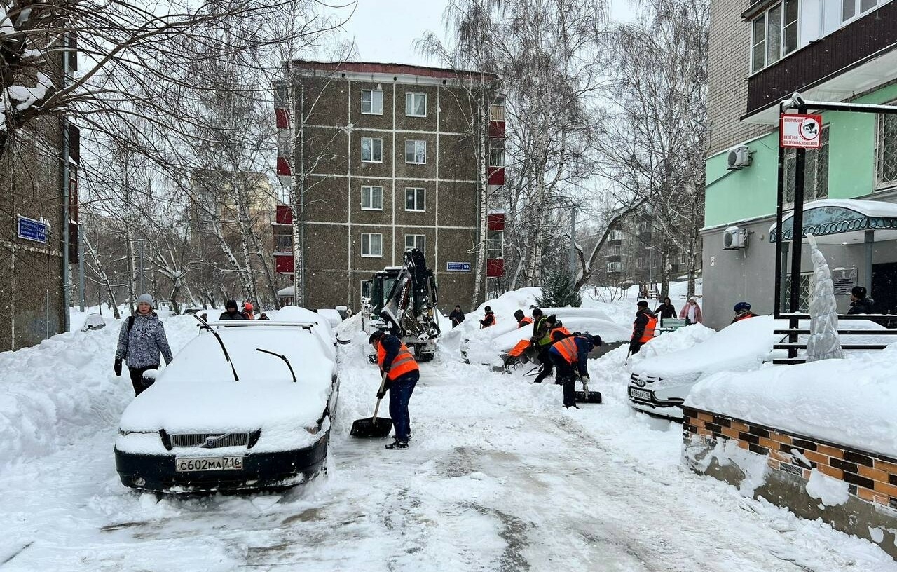 Казань в центре стихии: горожане помогают 1,5 тысячам дворников, автобусы  вместо трамваев | 21.01.2024 | Казань - БезФормата