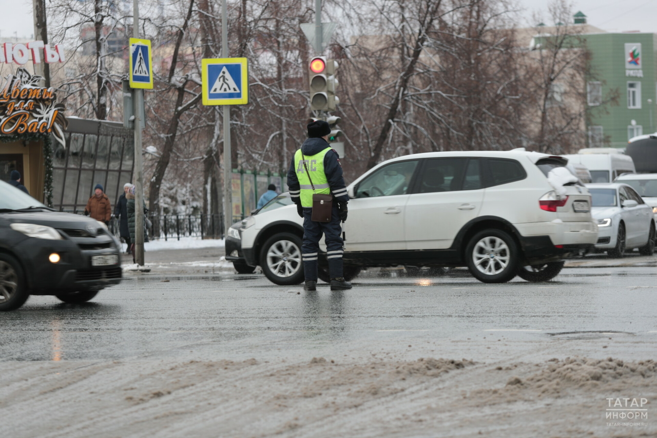Женщина-водитель Kia пострадала после столкновения с «ИЖ» в Казани