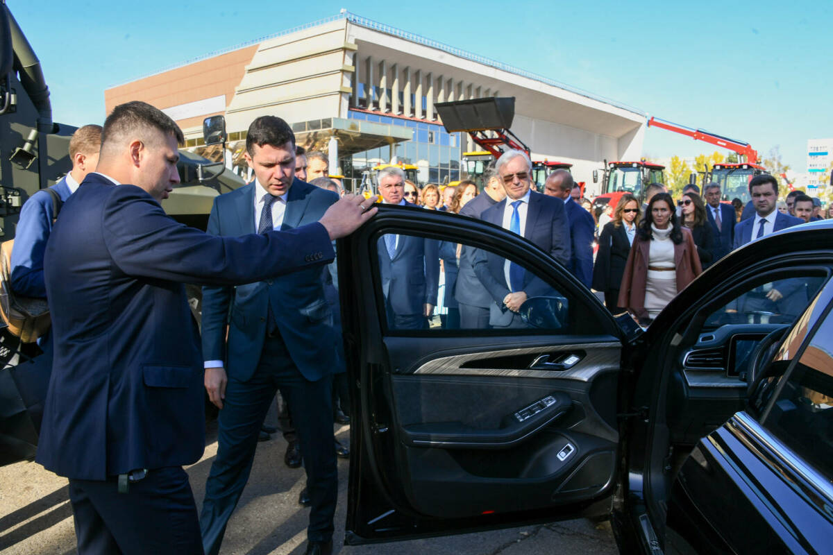 В Челнах Алиханову и Минниханову показали броневик на основе китайского Hongqi