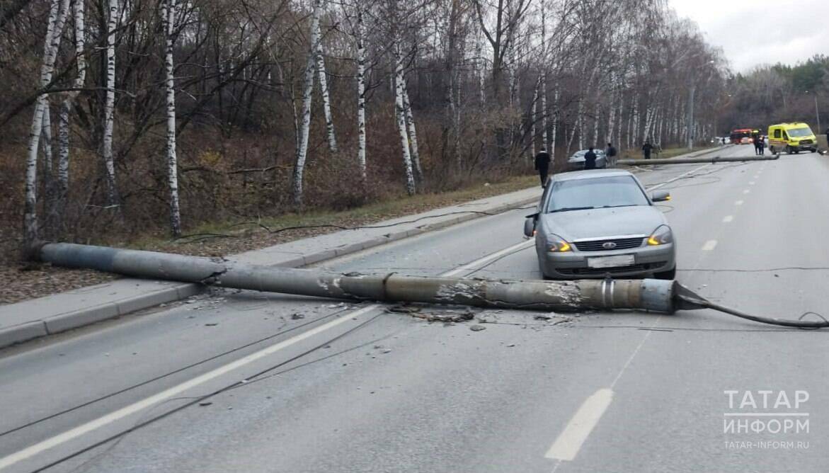 В Госавтоинспекции объяснили причину падения столба ЛЭП на «Приору» на Танковой в Казани