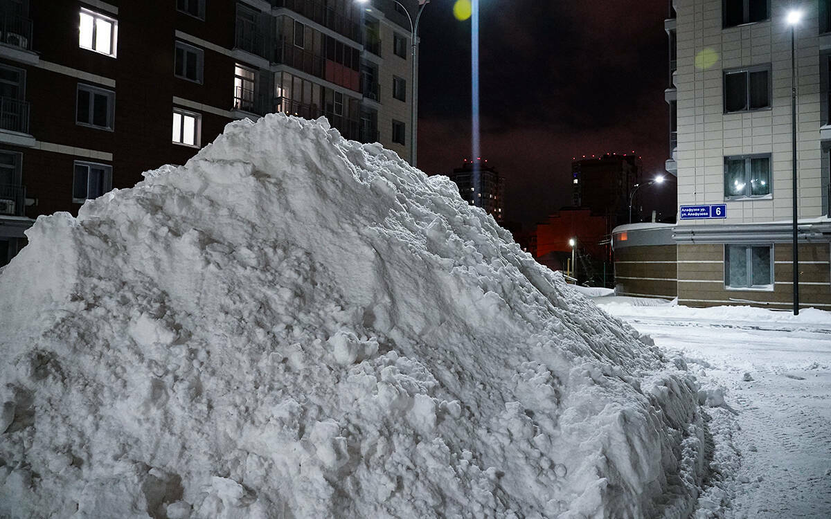 Казанцам предлагают самостоятельно платить за вывоз снега со дворов грядущей зимой. Управляющие компании уверяют, что такой строки расходов у них нет, поэтому снег приходится складировать на придомовых площадках. Законна ли такая инициатива и во сколько она обойдется горожанам – в материале «Татар-информа».