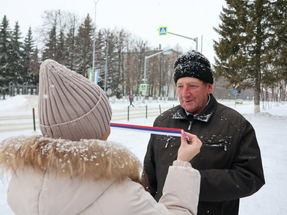 «Считаю себя патриотом»: в Актаныше раздали трехцветные ленты в честь Дня Конституции РФ