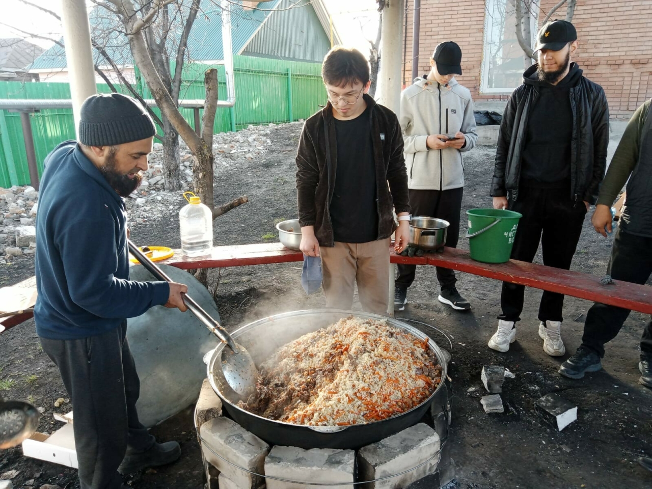 Жителям Буинска в преддверии Ураза-байрама раздали 500 порций плова, воды и  фиников | 09.04.2024 | Казань - БезФормата