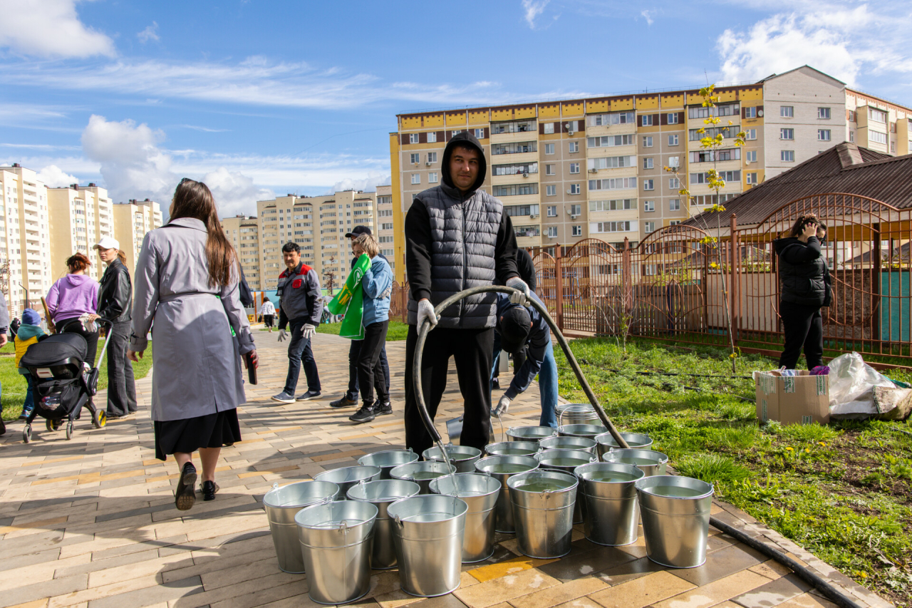 На бульваре «Западные ворота» в Альметьевске семьи высадили фамильные  деревья