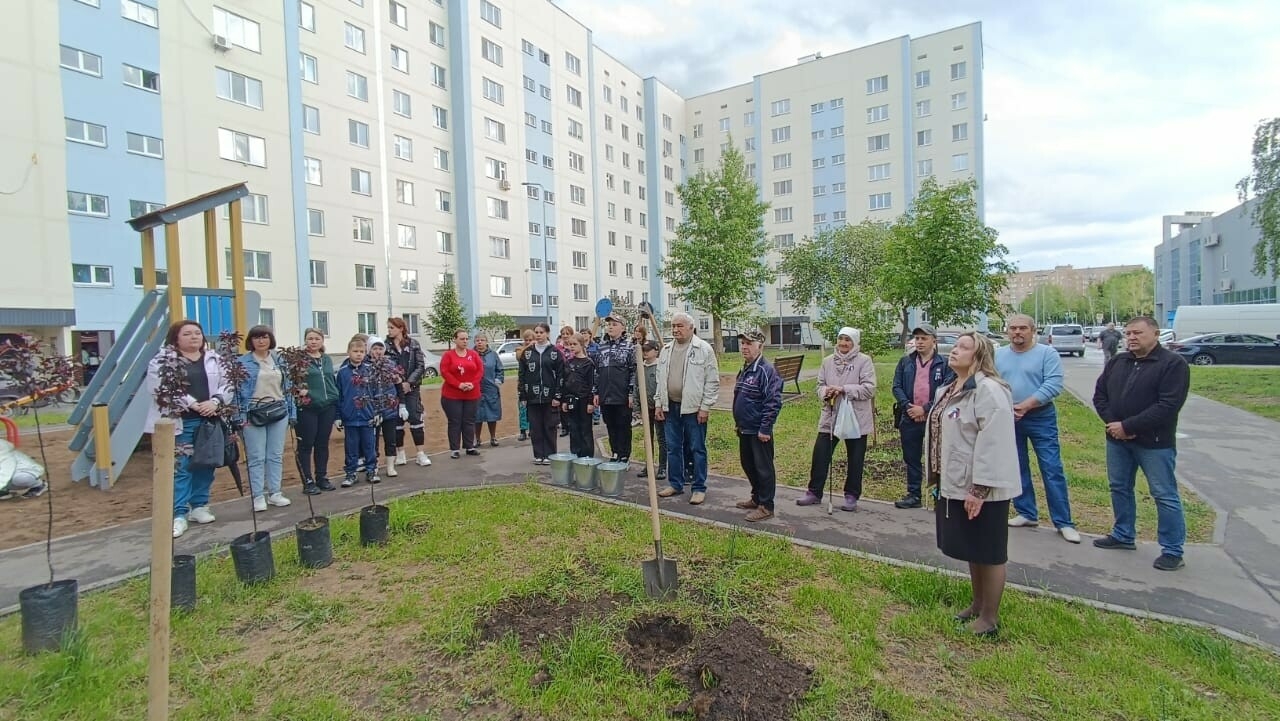 В Нижнекамске высадили яблони и миндальные деревья в память о бойцах СВО