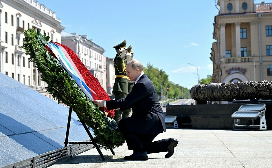 Путин возложил венок к монументу Победы в Минске