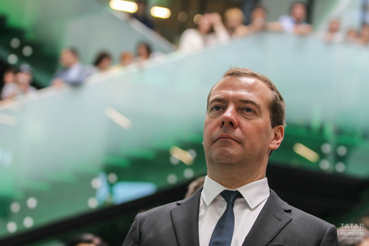 Медведев: Удары США по силам РФ на Украине грозят мировой войной