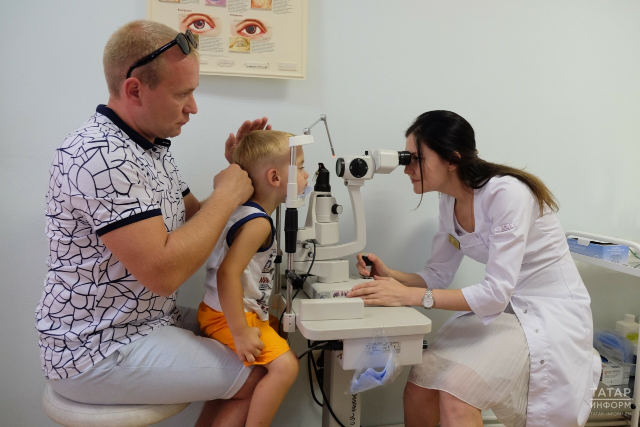 «Близорукостью сейчас страдают с детского сада»: офтальмолог о спасении зрения ребенка