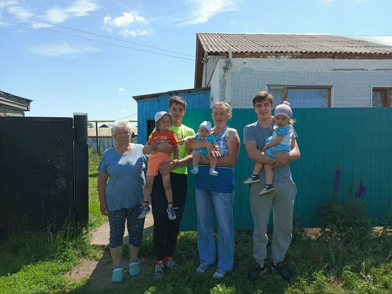 «Думать было некогда»: в Старой Письмянке подросток спас из огня пенсионерку