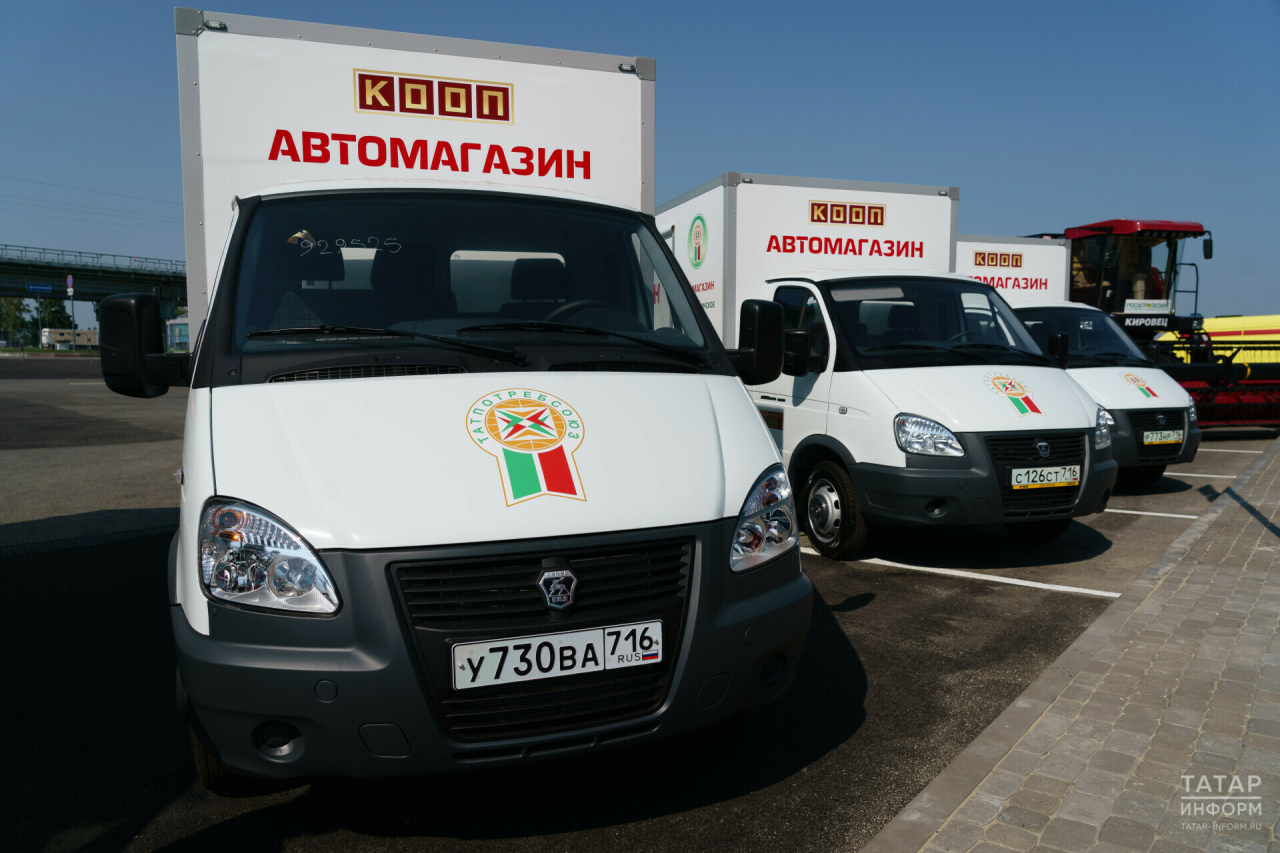 Рустам Минниханов вручил ключи от 10 автолавок потребкооперативам районов РТ