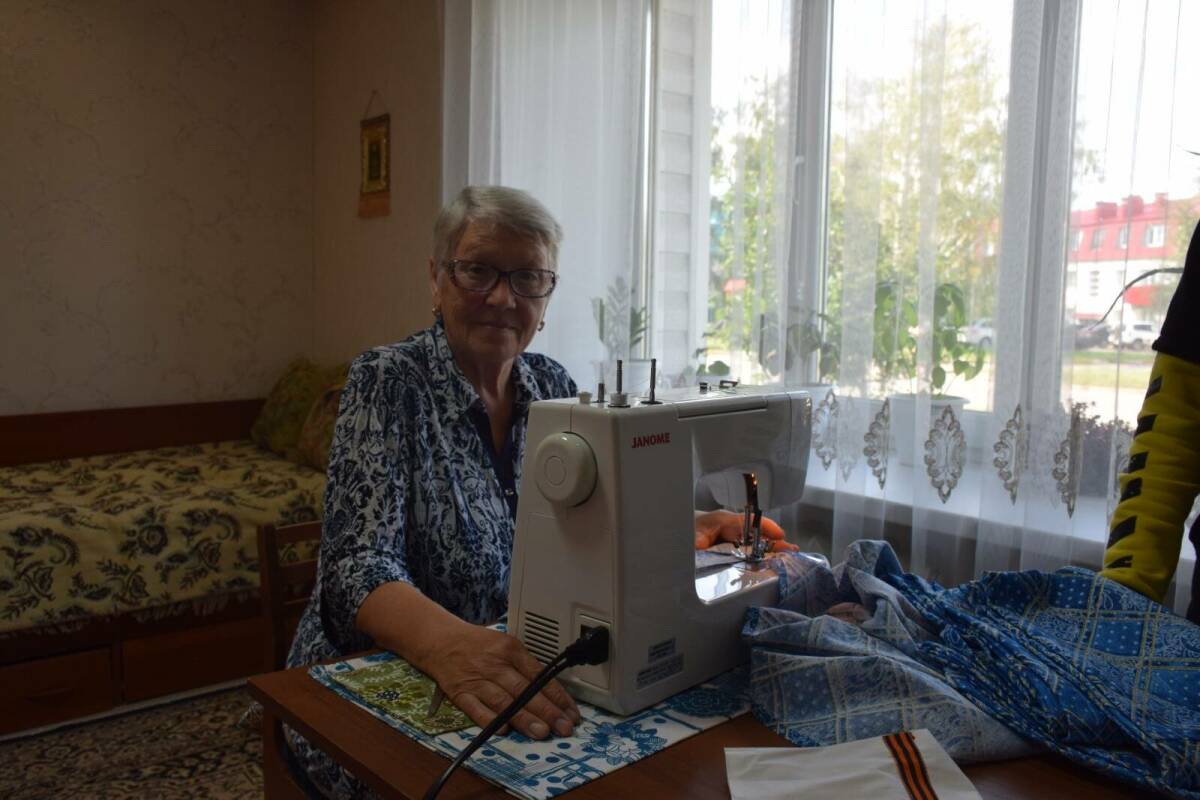 «Помощь очень нужна бойцам»: 74-летняя педагог из Нурлата стала швеей