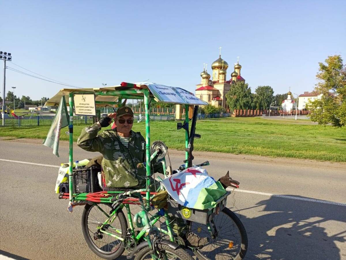 Житель Болгара совершает велопробег в память о бойцах СВО и жителях Курска