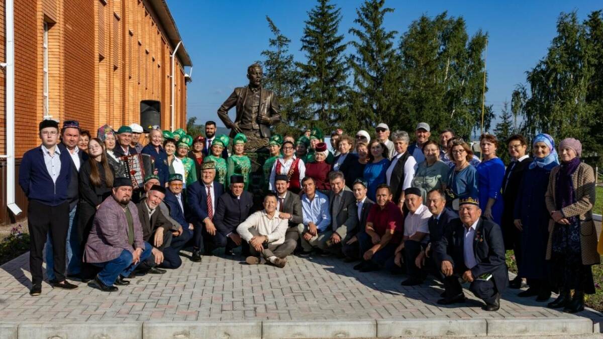 В Башкортостане открыли памятник поэту и меценату Закиру Рамиеву – Дэрдменду