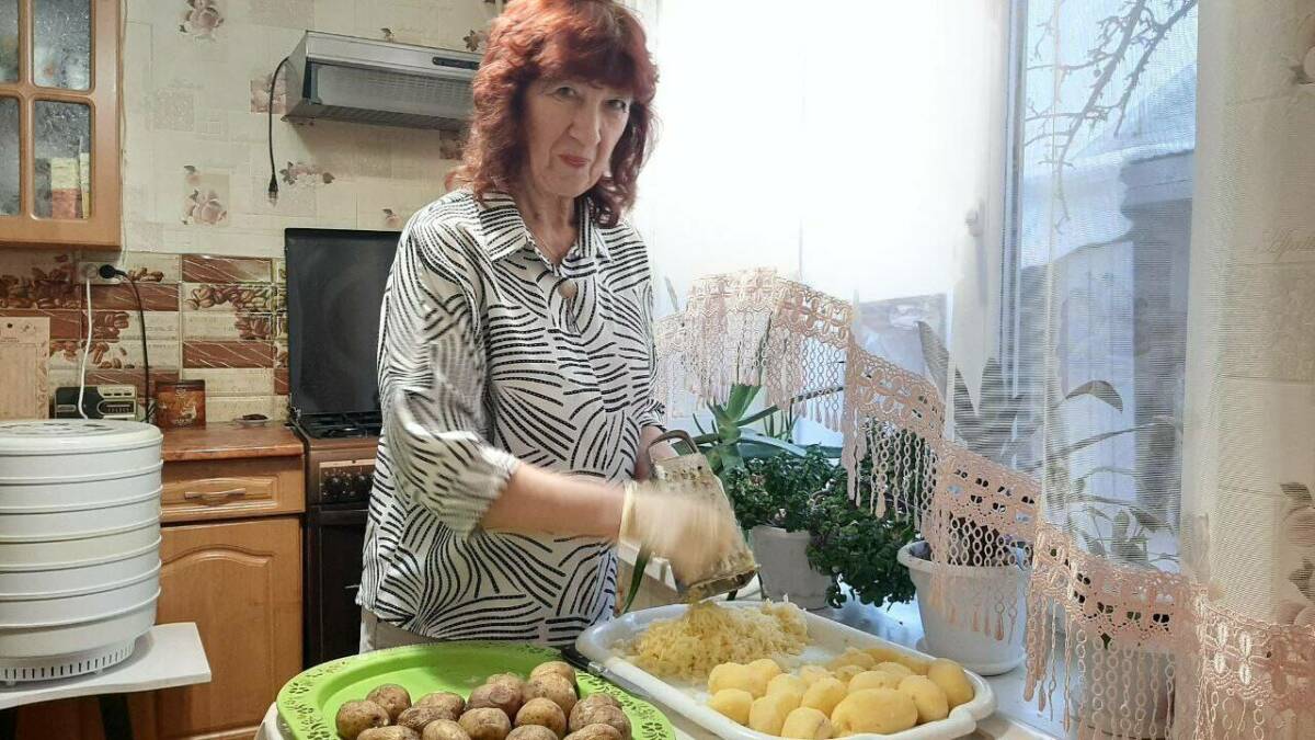 «Защитники Отечества должны знать, что мы их ждем»: 71-летняя мензелинка стала волонтером