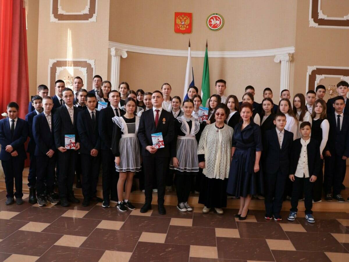 Урок мужества: в Актаныше школьники встретились с бойцом СВО и подписали письма героям