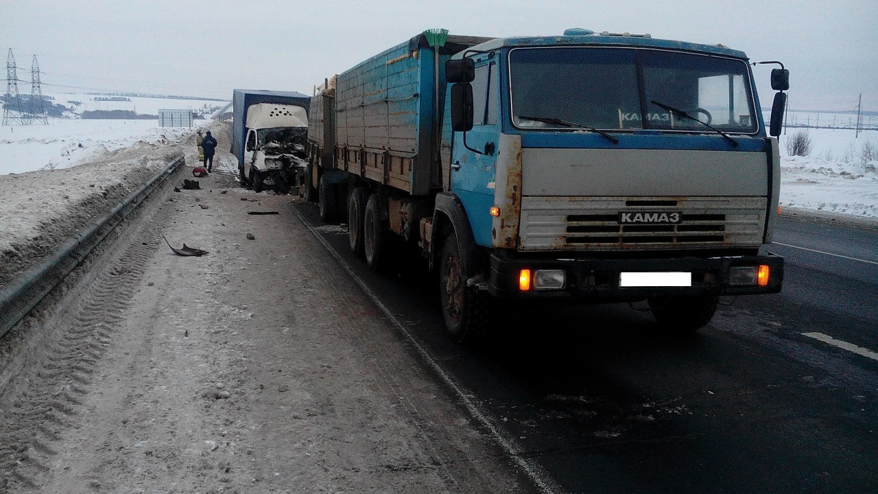 В Елабужском районе «Газель» врезалась в груженный досками «КАМАЗ» и  загорелась