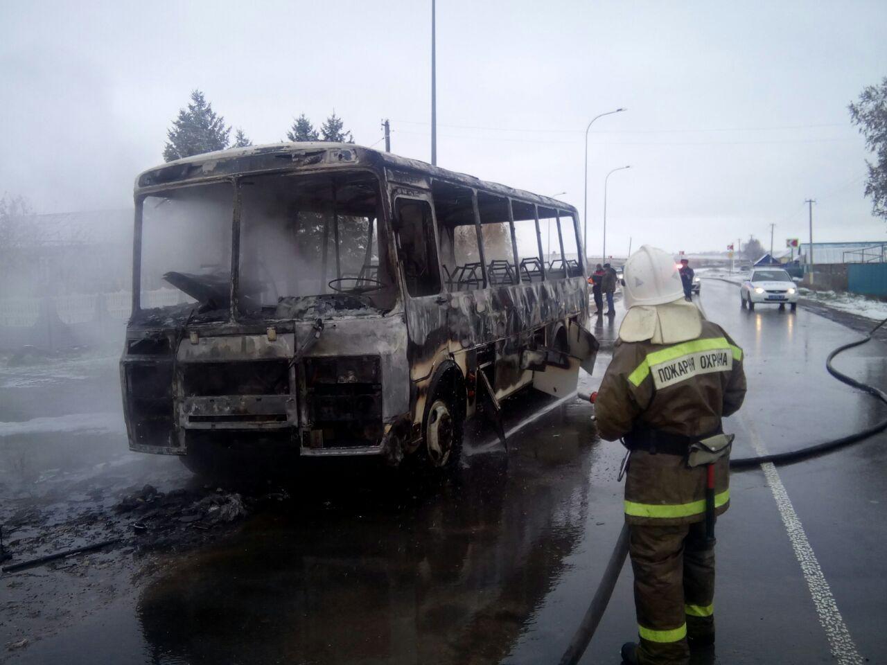 Фото: В Алексеевском районе на трассе сгорел автобус «ПАЗ»