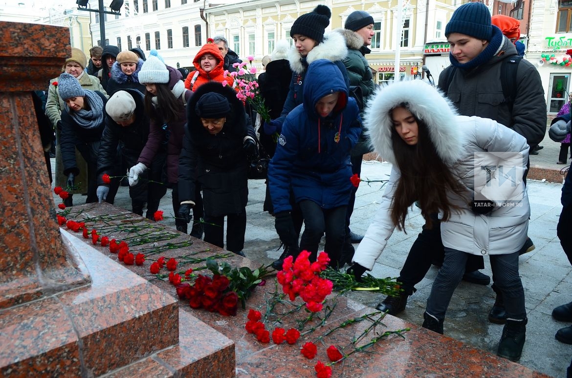 Что произошло в цветах. Возложение цветов. Казань мемориал у школы. Бабушка возлагает цветы. Обелиск в пос.Борисоглебское Казань.