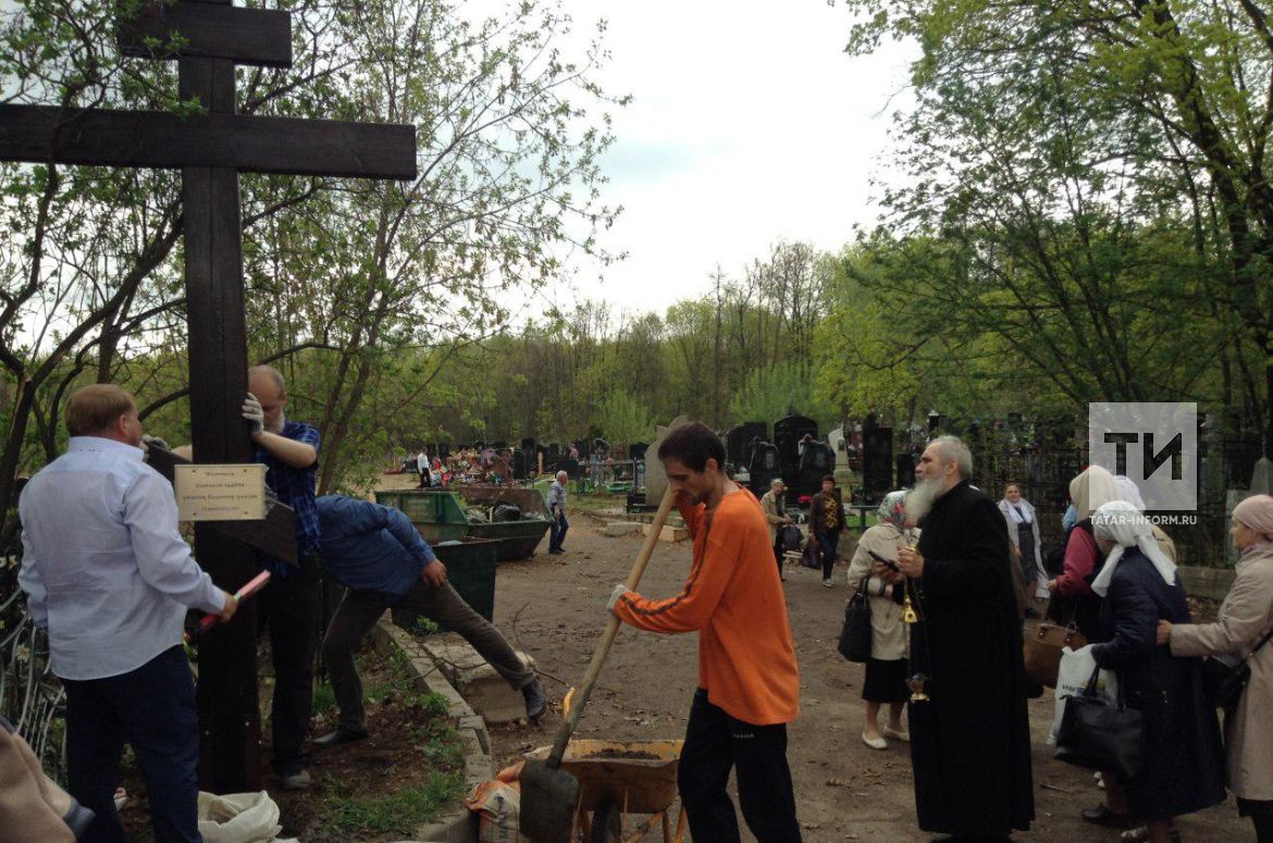 Поклонный крест на кладбище фото