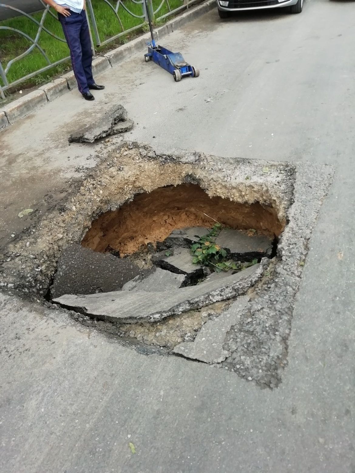 В Казани пассажирский автобус провалился в яму на дороге