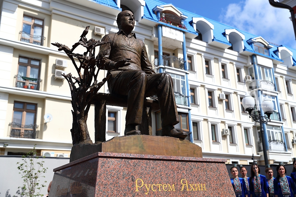 Памятник блюду в казани. Памятник Рустему Яхину в Казани. Казань памятник композитору Яхину.