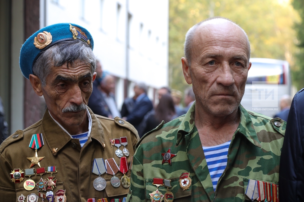 Фото афганцев с наградами